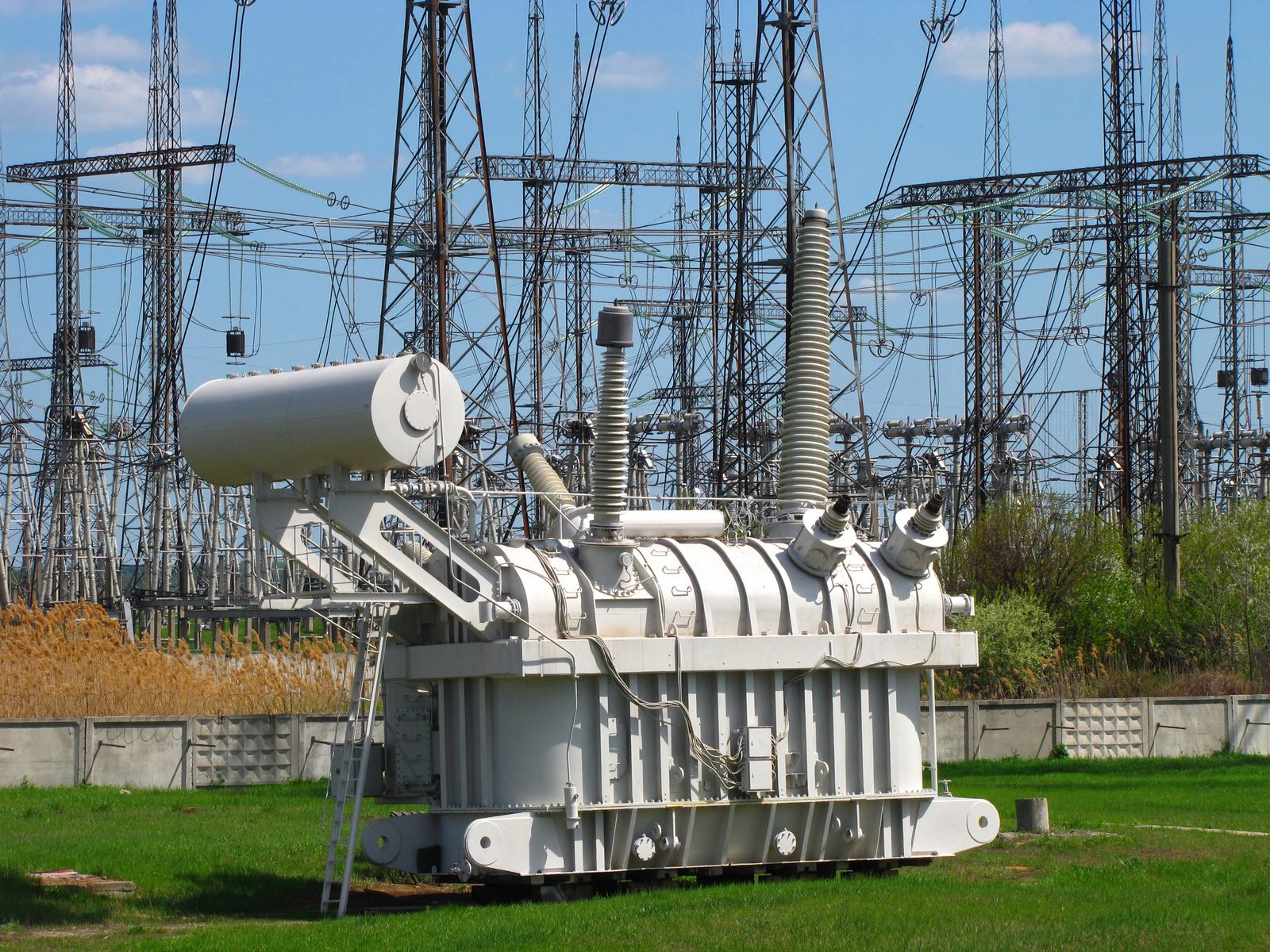 Large 345 kV class auto-transformer with HV bushings